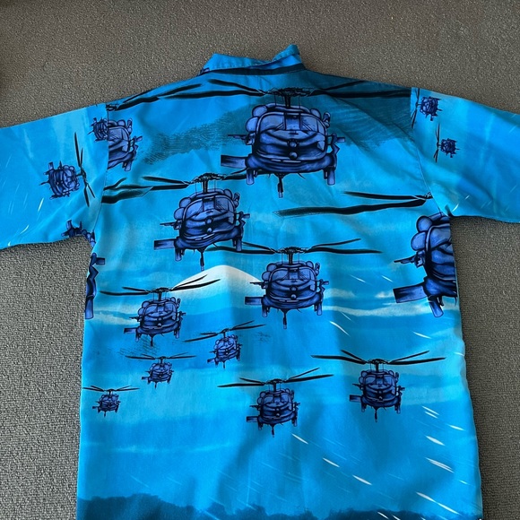 Helicopter Pattern button down short sleeves 24x31 - Picture 4 of 4